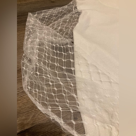 Beautiful white turtle neck with sheer sleeves - Picture 3 of 3